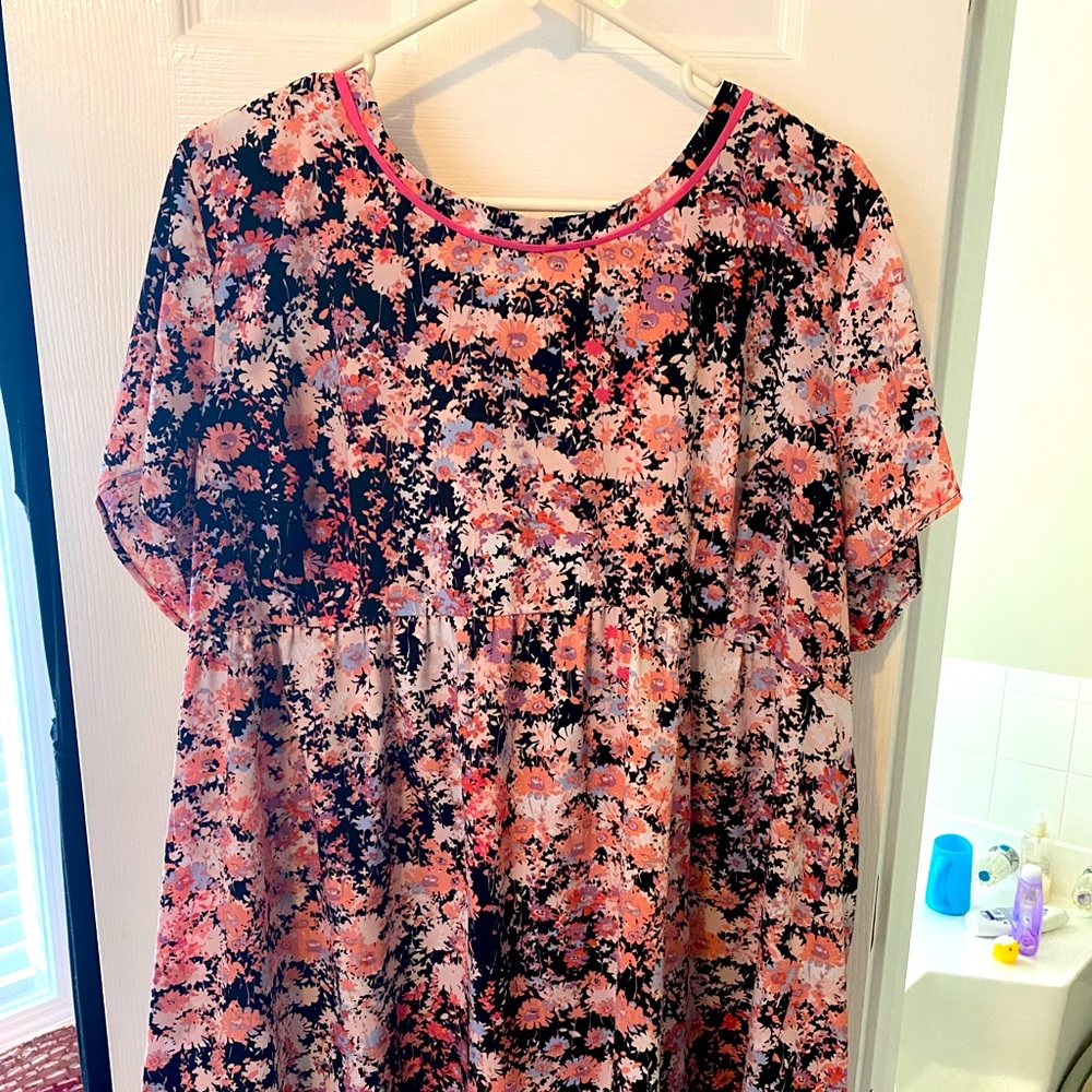 Motherhood Maternity 2X Floral Top- Zip Detail Back